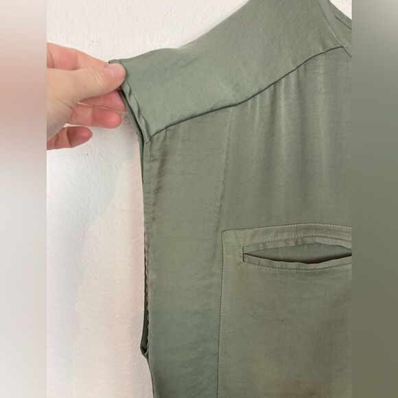 Chicos Cap Sleeve Boxy Blouse w/ pockets hidden button down 3 - Picture 3 of 9